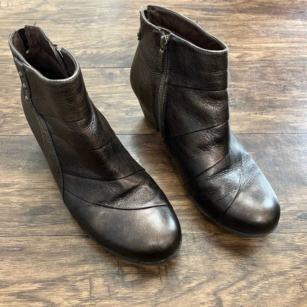 Earth Joy Bronze Leather Booties Sz. 9.5 D Wide‎